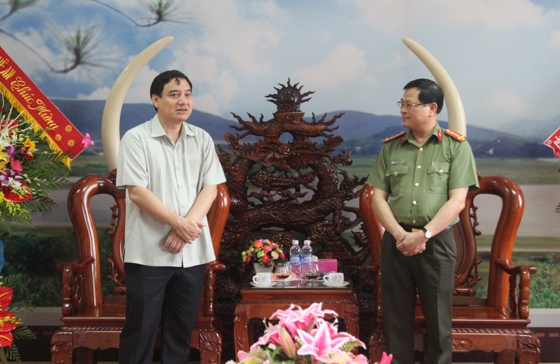 Đồng chí Nguyễn Đắc Vinh, Ủy viên TW Đảng, Bí thư Tỉnh ủy phát biểu chúc mừng.