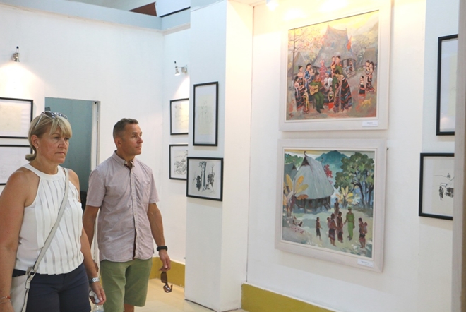 Triển lãm cũng thu hút được nhiều du khách nước ngoài đam mê về nghệ thuật.