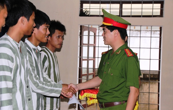 Đồng chí Thượng tá Nguyễn Đức Hải, Phó Giám đốc Công an tỉnh trao quyết định giảm thời hạn chấp hành án phạt tù cho các phạm nhân