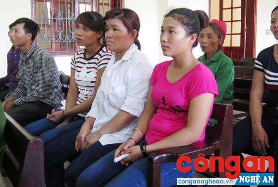 Hà Thị Xuân và gia đình bị hại tại tòa