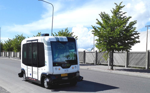 Xe buýt không người lái chạy trên đường phố ở Helsinki