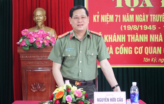 Đồng chí Đại tá Nguyễn Hữu Cầu, Ủy viên BTV Tỉnh ủy, Bí thư Đảng ủy, Giám đốc Công an tỉnh phát biểu tại hội nghị.