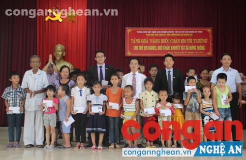 Trao quà cho trẻ em nghèo, khó khăn, khuyết tật tại xã Hưng Thông, huyện Hưng Nguyên
