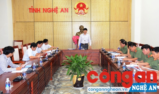 Đồng chí Lê Xuân Đại, Ủy viên BTV Tỉnh ủy, Phó Chủ tịch Thường trực UBND tỉnh chủ trì Hội nghị