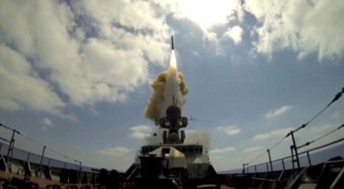 Tên lửa hành trình bắn đi từ tàu chiến Nga ở biển Địa Trung Hải. (Ảnh: Bộ Quốc phòng Nga)