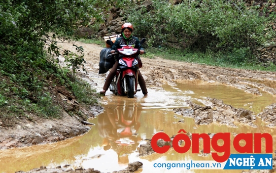  Người dân khốn khổ khi đi qua tuyến đường thị trấn Con Cuông - Bình Chuẩn