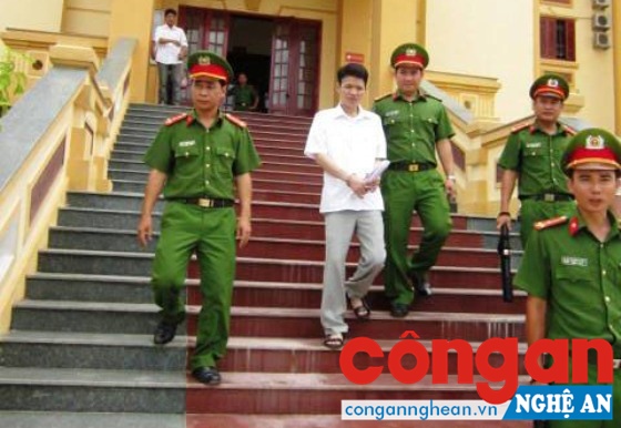 Lực lượng Công an dẫn giải bị can Trần Văn Trung về nơi giam giữ.