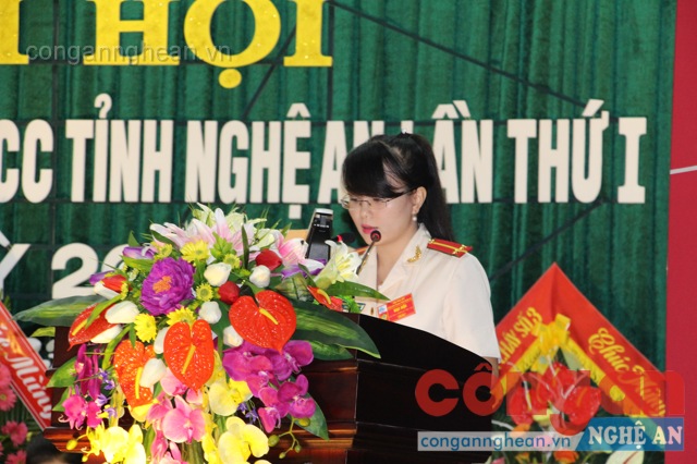 Trung úy Lê Thị Thu Hương Chủ tịch Hội phụ nữ Phòng 3 –Cảnh sát PC&CC trình bày báo cáo chính trị của Ban chấp hành Hội Phụ nữ Cảnh sát PC&CC tỉnh khóa I