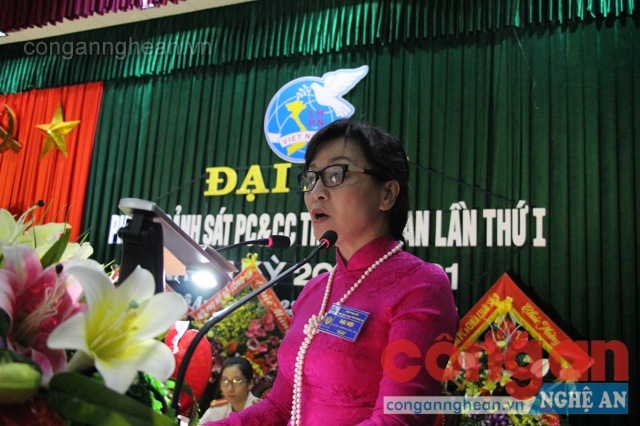 Bà Lê Thị Tám – Tỉnh uỷ viên, Chủ tịch Hội LHPN tỉnh phát biểu tại hội nghị