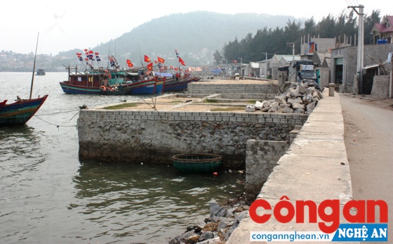 Tình trạng người dân phường Quỳnh Phương, TX Hoàng Mai lấn chiếm đê biển thuộc cảng Lạch Cờn đến nay vẫn chưa thể giải quyết dứt điểm