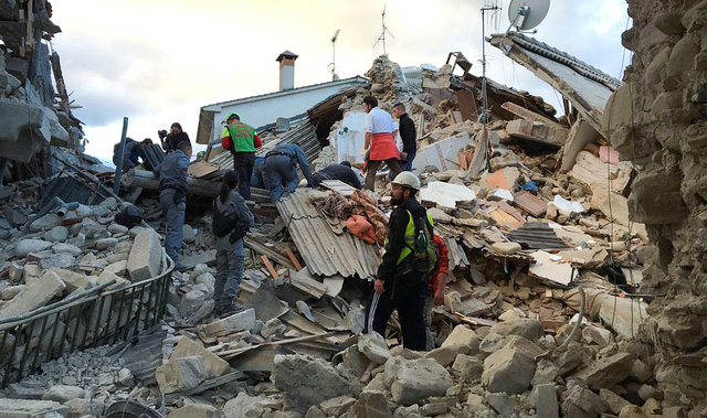 Trận động đất xảy ra khoảng 3h30 sáng 24/8 theo giờ địa phương khi người dân vẫn đang chìm trong giấc ngủ - Ảnh: Reuters