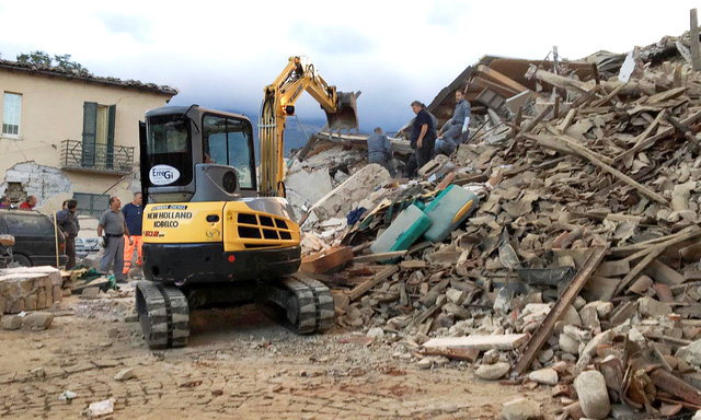 Động đất phá hủy 1/2 thị trấn với tổng cộng 2.600 dân - Ảnh: Reuters