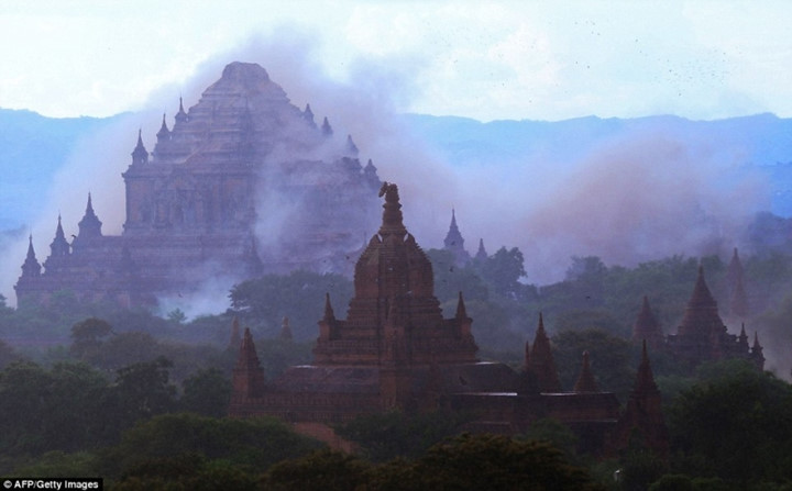 Những đám bụi lớn bốc lên tại nhiều ngôi chùa cổ ở Bagan (Myanamar) sau trận động đất ngày 24/8. Trận động đất mạnh 6,8 độ này đã tàn phá 60 ngôi chùa cổ tại đây và làm 3 người thiệt mạng. Ảnh: AFP