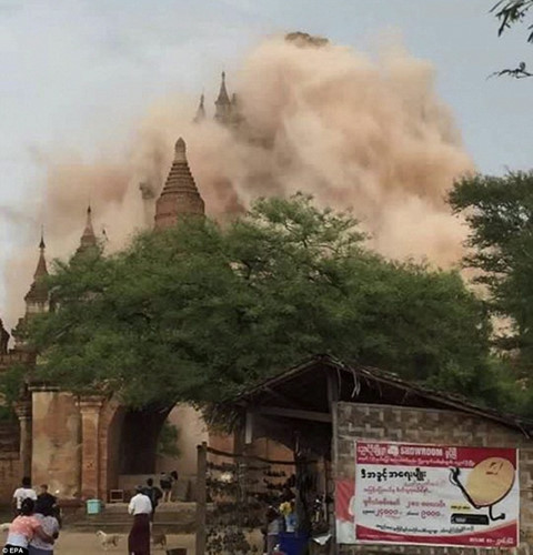 Một ngôi chùa cổ bị đổ sập trong trận động đất nói trên. Ảnh EPA