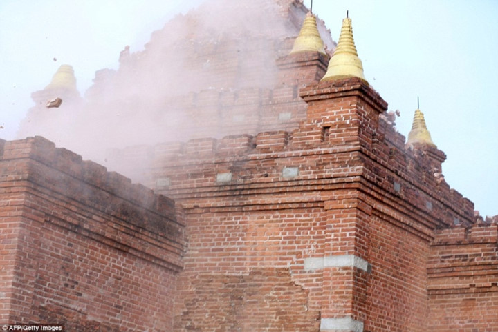  Khói bụi và gạch đá văng ra từ phần ngọn của một ngôi chùa cổ ở Bagan - thành phố nổi tiếng với rất nhiều di chỉ khảo cổ. Ảnh AFP