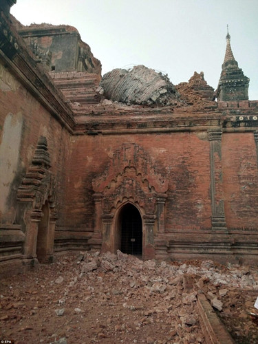 Một mảng tường lớn tại ngôi chùa này đã đổ sập xuống sau trận động đất mạnh 6,8 độ richter nói trên. Ảnh: EPA