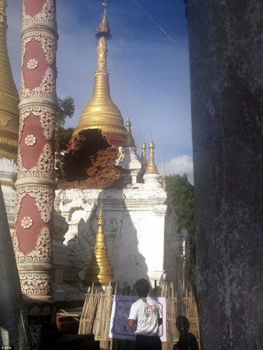 Ngôi chùa này cũng bị hư hại sau trận động đất nói trên, một mảng chóp mái của ngôi chùa bị đổ sụt. Ảnh EPA