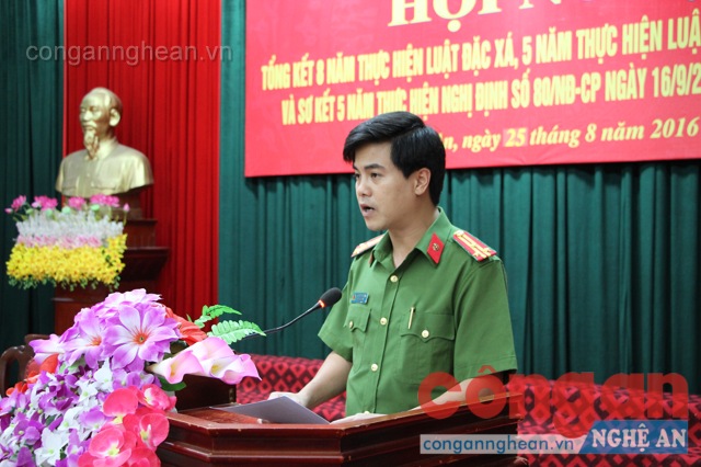 Đồng chí Thượng tá Nguyễn Đức Hải - Phó Giám đốc Công an tỉnh, Thủ trưởng cơ quan Thi hành án hình sự và Hỗ trợ tư báo cáo tóm tắt công tác đặc xá, thi hành án hình sự và giúp đỡ người thi hành án xong tái hòa nhập cộng đồng