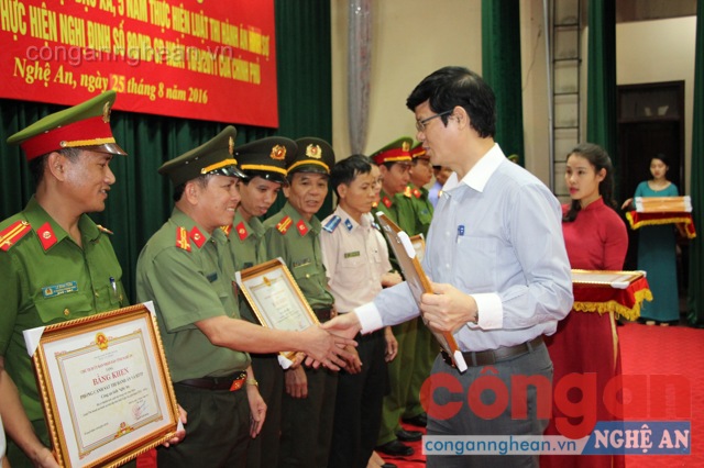 Đồng chí Lê Xuân Đại – Phó chủ tịch Thường trực UBND tỉnh trao thưởng cho các tập thể, cá nhân