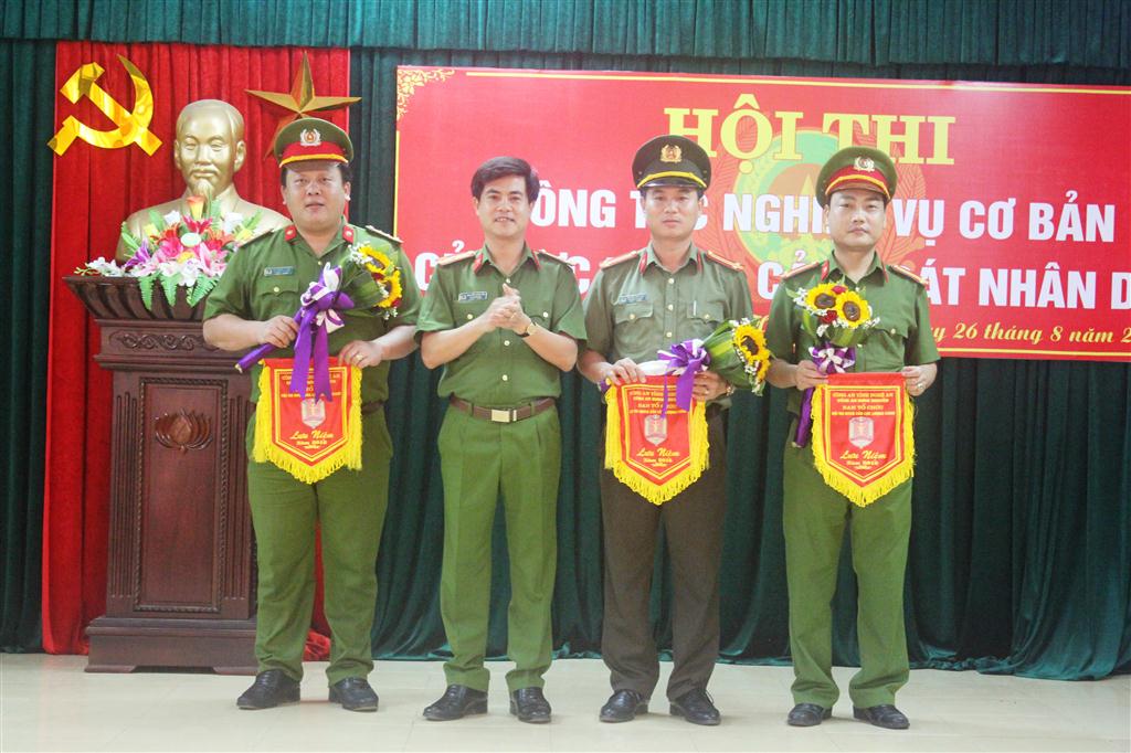 Thượng tá Nguyễn Đức Hải - PGĐ Công an Nghệ An trao cờ lưu niệm cho các đội