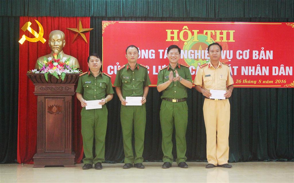 Đại tá Lê Văn Thái - Trưởng Công an huyện Hưng Nguyên trao thưởng cho các nội dung thi