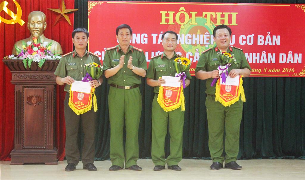 Đại tá Nguyễn Mạnh Hùng - PGĐ Công an tỉnh chúc mừng các đội