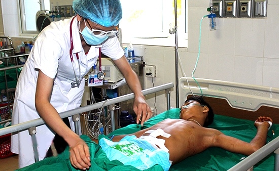 Nạn nhân Xồng Bá Cu đang điều trị tại Bệnh viện Sản - Nhi Nghệ An
