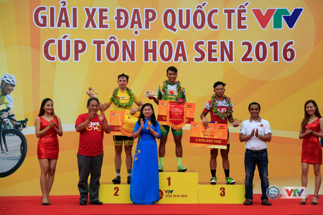 BCT trao giải nhất, nhì, ba cho các cua-rơ ở chặng 5, vòng quanh Quảng trường Hồ Chí Minh, TP. Vinh, Nghệ An
