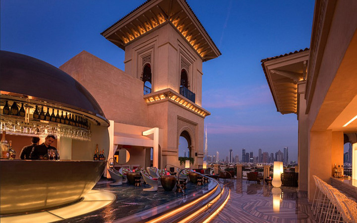 Từ quán bar Mercury trên tầng thượng khách sạn Four Season (Bốn mùa) ở Dubai, du khách có thể nhìn thấy đường chân trời của thành phố cũng như vịnh Ba Tư