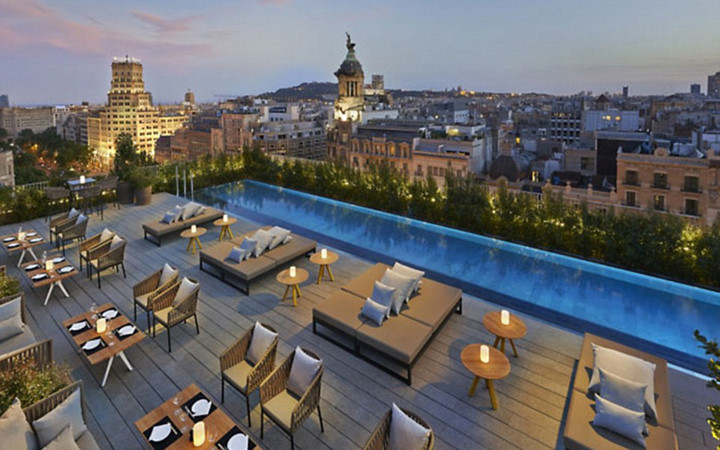 Tầng thượng của khách sạn Mandarin Oriental ở Tây Ban Nha có bể bơi và một quán bar, tầm nhìn 360 độ, thỏa thích chiêm ngưỡng thành phố Barcelona