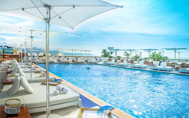 Từ bể bơi hoặc nhà hàng Nikki Beach trên tầng thượng khách sạn Fairmont Monte Carlo ở Pháp, khách dễ dàng nhìn ngắm toàn cảnh thành phố Monte Carlo hoặc Địa Trung Hải