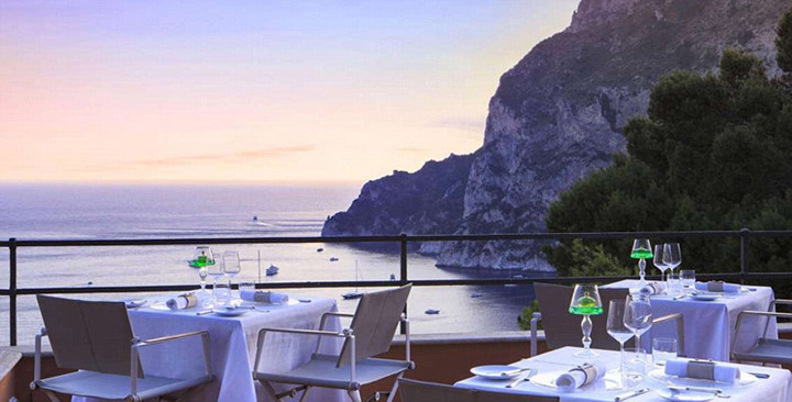 Tầng mái của khách sạn Punta Tragara ở Ý là địa điểm hoàn hảo để ngắm hoàng hôn ở Địa Trung Hải. Đến đây, du khách sẽ được dùng bữa tối bên cạnh bể bơi với cảnh sơn thủy hữu tình