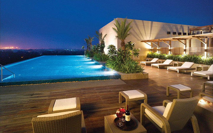 Tầng thượng của khách sạn 5 sao Swissotel Kolkata ở Ấn Độ có bể bơi xanh ngắt và quán bar sang trọng