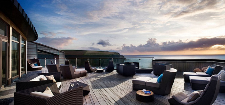 Tầng mái của khách sạn The Scarlet ở Anh có tầm nhìn đại dương tuyệt đẹp