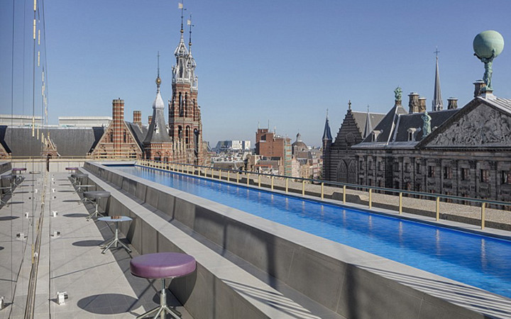 Tầng thượng khách sạn The W Hotel ở Amsterdam (Hà Lan) có bể bơi đẹp và view bát ngát