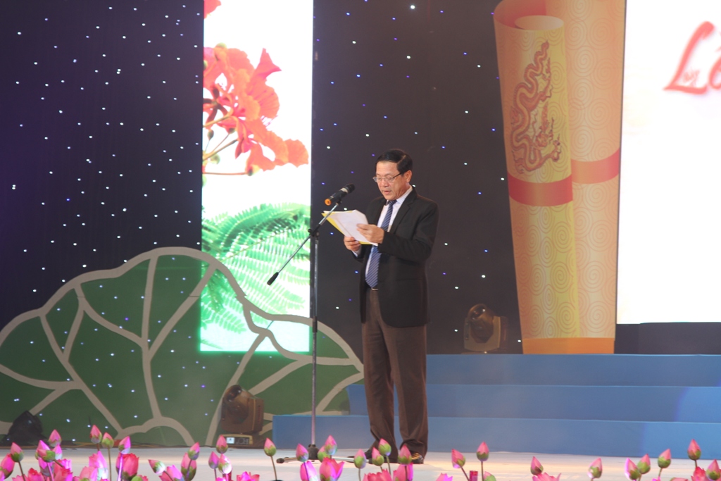 Đồng chí Lê Minh Thông, Ủy viên BTV Tỉnh ủy, Phó Chủ tịch UBND tỉnh phát biểu tại buổi lễ
