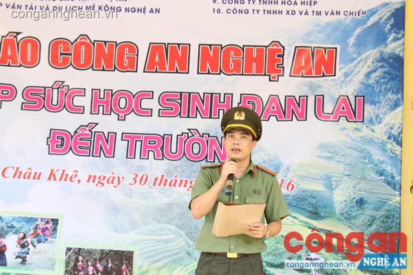 Đồng chí Thiếu tá Hồ Viết Dũng- Phó Tổng biên tập phát biểu tại lễ trao tặng