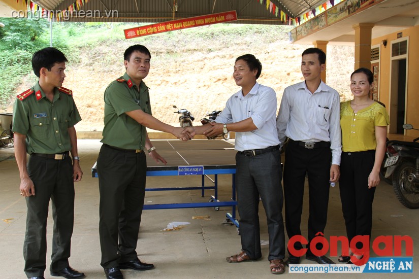 Đoàn trao tặng sân bóng bàn cho điểm trường chính trường Tiểu học 2 Châu Khê