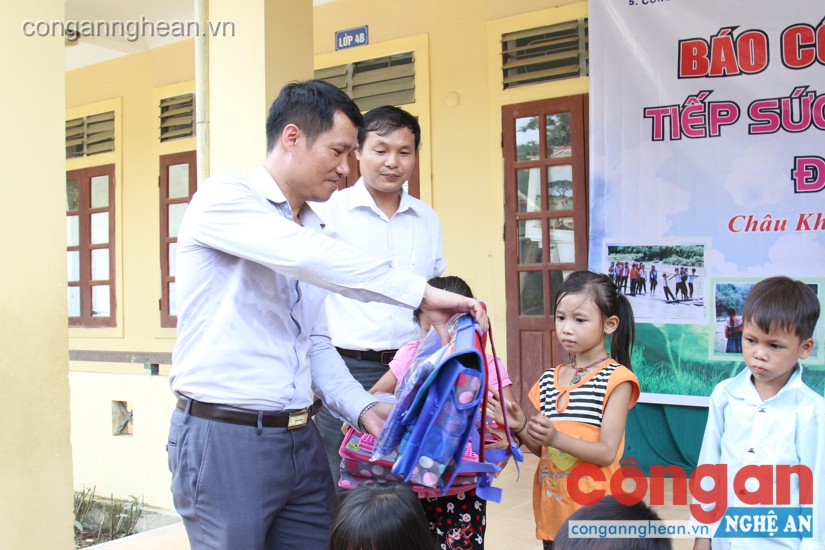 Đồng hành cùng chuyến thiện nguyện tại xã Châu Khê là các doanh nghiệp luôn hướng về cộng đồng ( Anh Nguyễn Văn Thắng- GĐ Công ty TNHH-TM Thắng Thanh trao quà cho HS khe Bu)