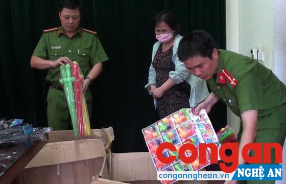  Công an phường Hồng Sơn, TP Vinh kiểm tra các thùng đựng đồ chơi