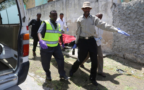 Các nhân viên y tế đưa người bị thương ra khỏi hiện trường vụ đánh bom. (Ảnh: Reuters)