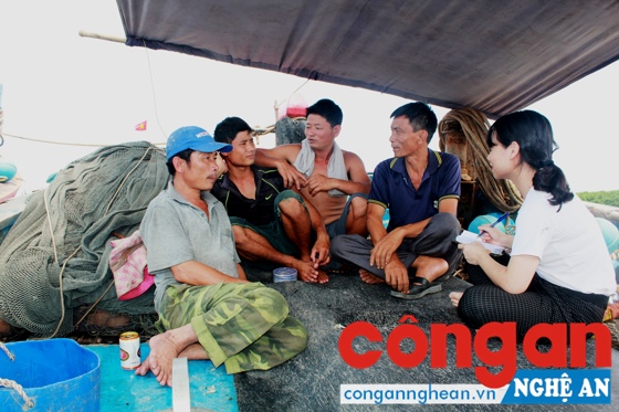 Ngư dân Trần Văn Đồng và các thuyền viên chia sẻ với phóng viên về những chuyến ra khơi.
