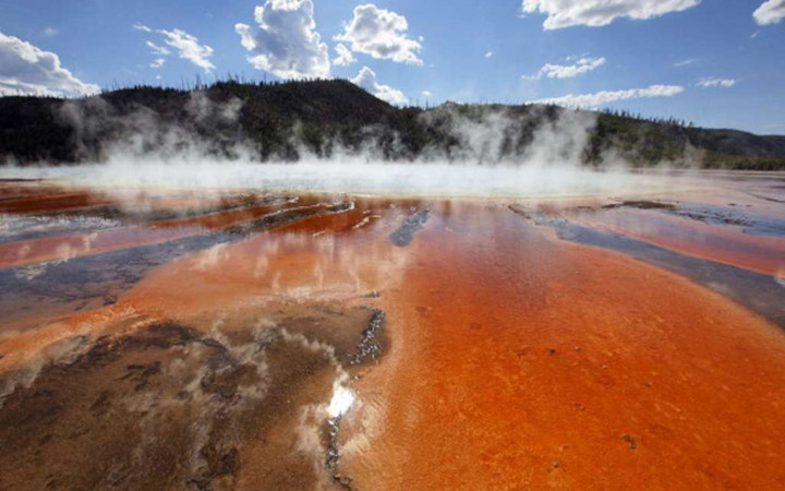 Đây là suối nước nóng lớn nhất nước Mỹ, nằm trong công viên quốc gia Yellowstone Wyoming