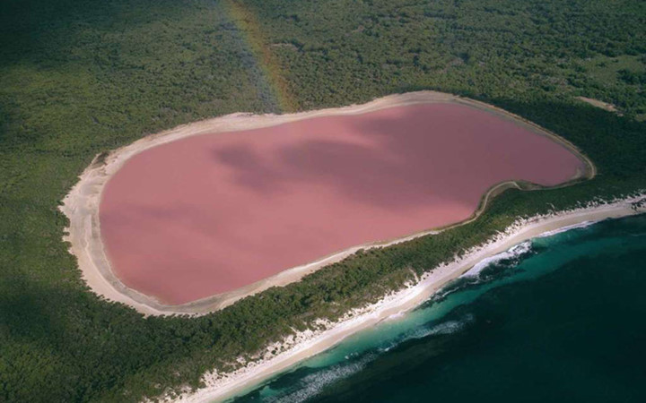Hồ Hillier là một hồ nước màu hồng ở đảo Middle, miền Tây Australia