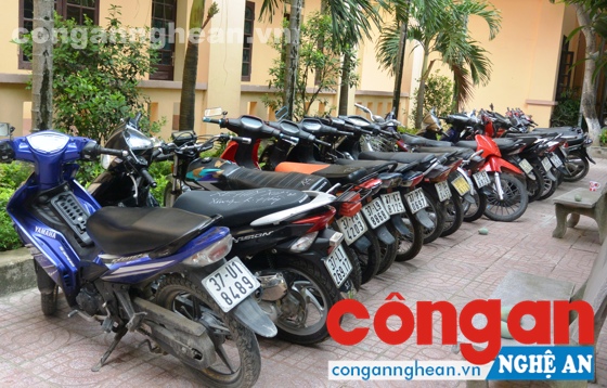  Hàng chục xe máy tại nhà Nguyễn Xuân Hiếu bị cơ quan Công an thu giữ