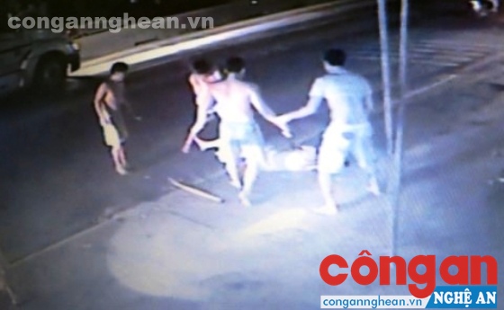 Nhóm thanh niên rượt đuổi, vây đánh người đàn ông lạ mặt dẫn đến tử vong - Ảnh cắt từ camera