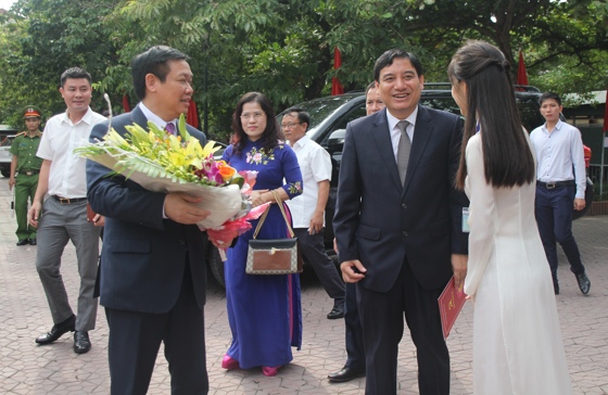 Học sinh trường THPT chuyên Phan Bội Châu vui mừng đón Phó Thủ tướng Vương Đình Huệ về dự lễ khai giảng