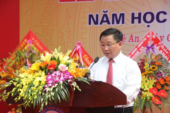 Thầy Ngô Sỹ Thủy - Hiệu trưởng nhà trường đọc thư chúc mừng năm học mới của Chủ tịch nước Trần Đại Quang