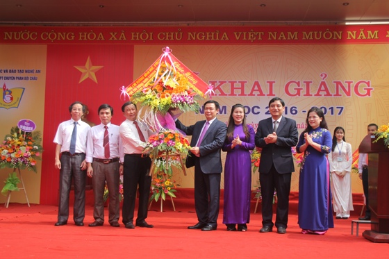 Phó Thủ tướng tặng nhà trường lẵng hoa tươi thắm nhân dịp năm học mới