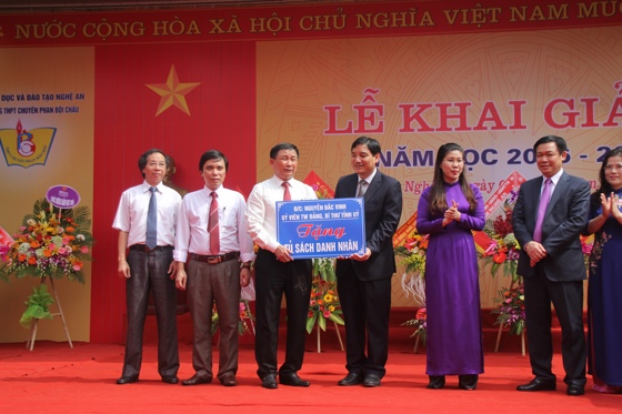 Bí thư Tỉnh ủy Nguyễn Đắc Vinh trao tặng nhà trường 
